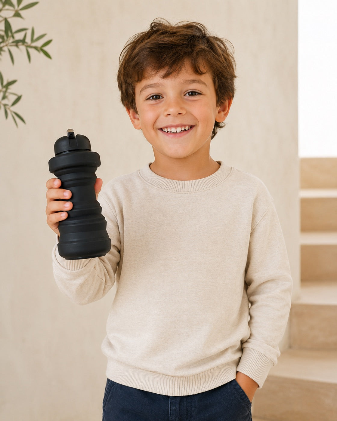 Enfant tenant une Istinja Bottle noire