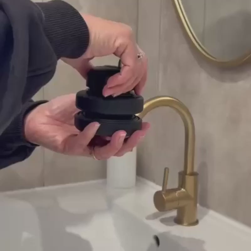 Istinja Bottle en action : remplissage au robinet et utilisation